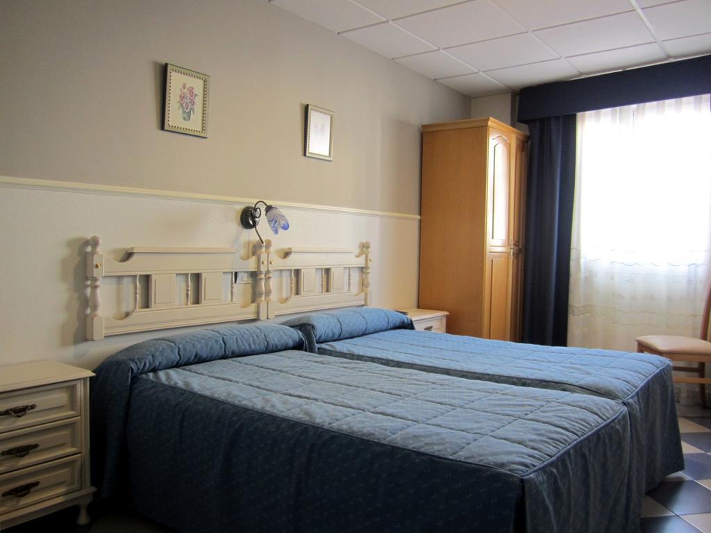 Hostal Linares Ribadeo Camera foto